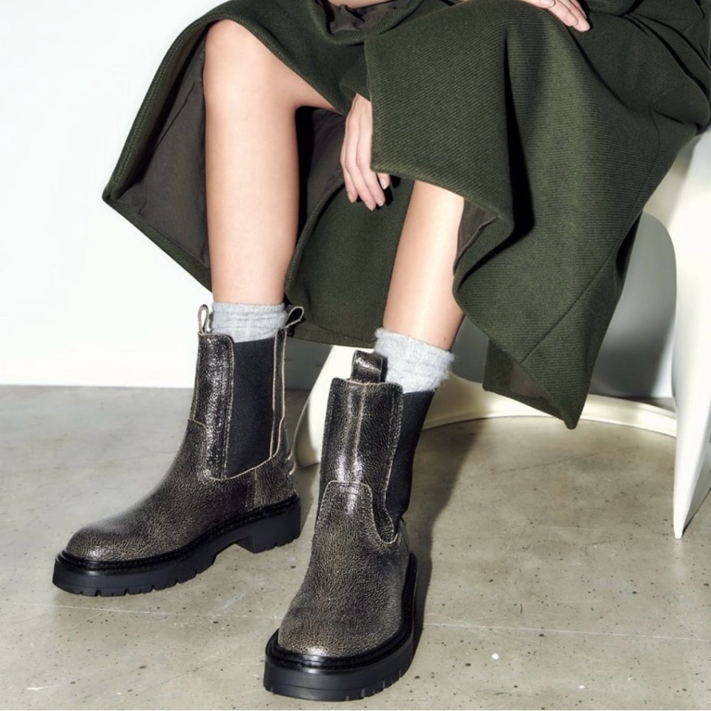 NWOT ZARA Leather Crinkle Chelsea Boots